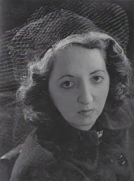 Olivia Manning photo